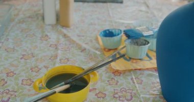 Boya malzemeleriyle argil 'den yapılmış mavi el işi vazo..