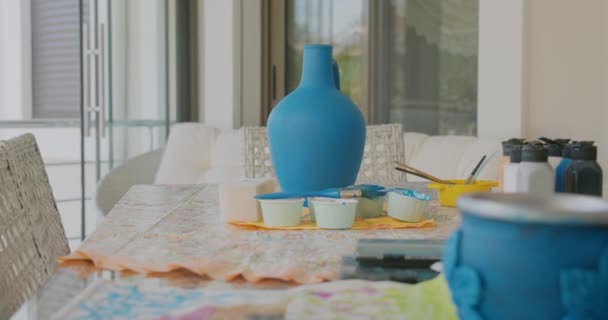 Blauwe Handgemaakte Vaas Van Argil Met Schilderapparatuur — Stockvideo