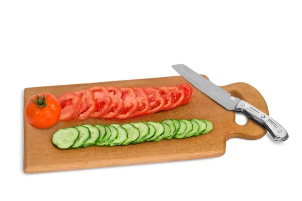 Corte de pepino e tomate na placa de madeira — Fotografia de Stock