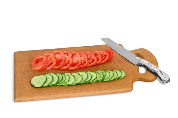 Corte de pepino e tomate na placa de madeira — Fotografia de Stock