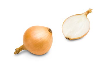Beyaz arkaplanda izole edilmiş taze soğanlar