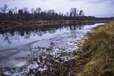Sonbaharın başlarında nehirde