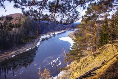 yüksek uçurumdan erken sonbahar nehirden görünümünü