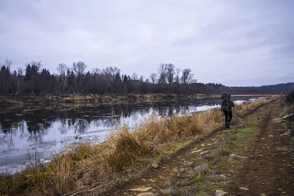 Early autumn on the river, road and tourist — Stock Photo, Image