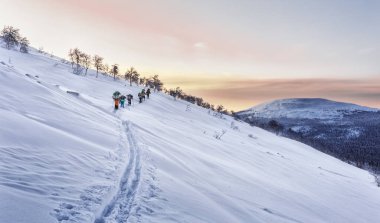Ural Ridge, kayakçı yamaçlarında bir grup günbatımı