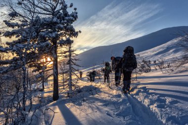 Kayakçı günbatımında yokuş aşağı gidiyor