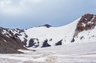 Dağ geçidi, buzul, gökyüzü bulutlu