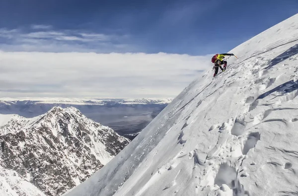 Bergsteiger besteigt den Hügel in den Bergen des Altai in alplagerey — Stockfoto