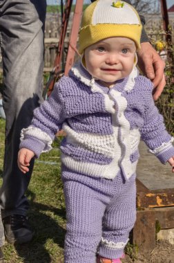 Bebek kız sokakta ilk adımlar Bahar, güneşli yapma 