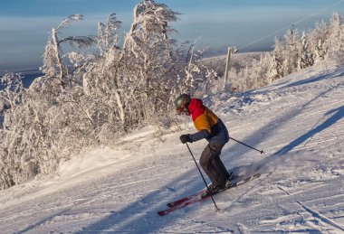 kayakçı Kayak Merkezi, yamaç aşağı gidiyor