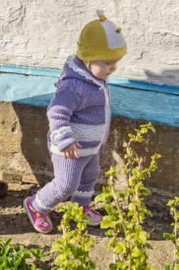 Bebek kız sokakta ilk adımlar Bahar, güneşli yapma 