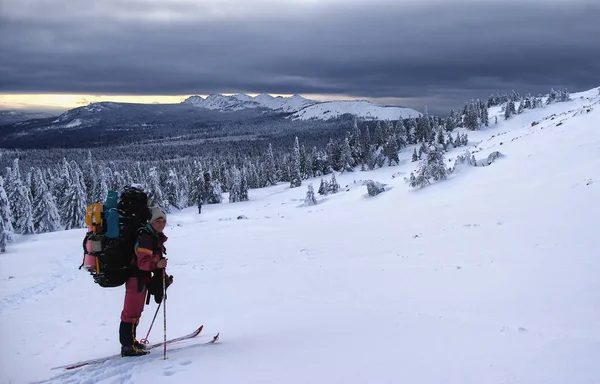 女性スキーヤー山中、裏でスキー旅行の背景 — ストック写真