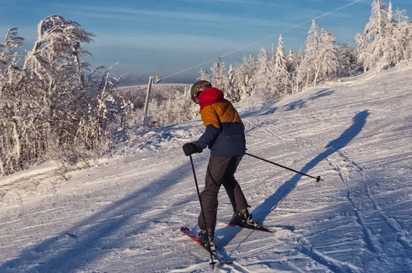 Skifahrer fährt in Skigebiet die Piste hinunter — Stockfoto