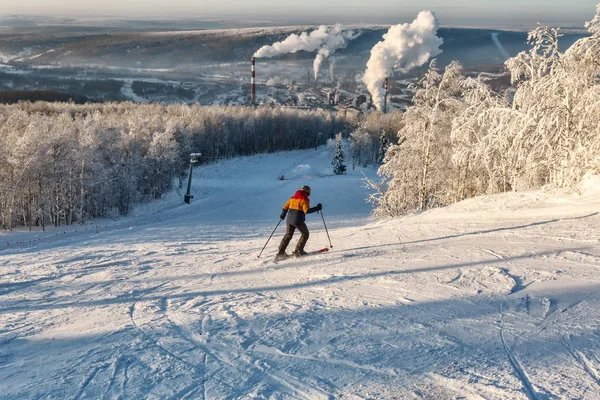 Skifahrer fährt in Skigebiet die Piste hinunter — Stockfoto