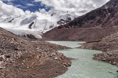 Dağ manzarası ile nehir ve buzullar