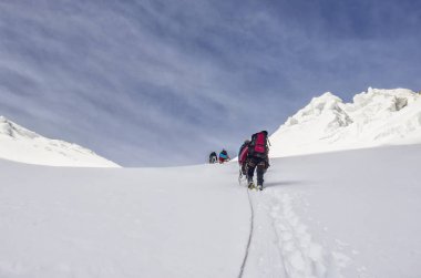 Grup dağcı dağda tırmanma hill gider