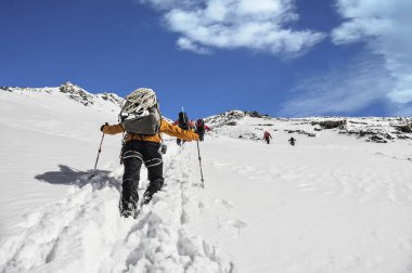 Grup dağcı dağda tırmanma hill gider