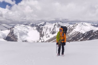 dağcı ipi ile ekipman ile bir buzul üzerinde