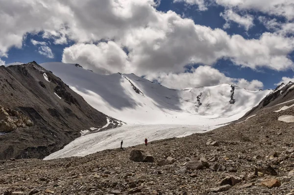 Paisaje de montaña, glaciar, pasos de montaña, cimas. La gente en el — Foto de Stock