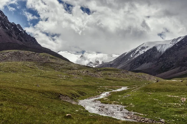 Berglandschap met gletsjers en de rivier, de wolken — Stockfoto