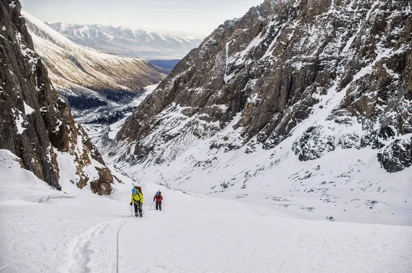 Gruppo di alpinisti va alla salita in montagna — Foto Stock