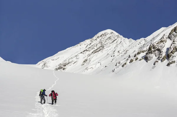 Ομάδα ορειβατών που πηγαίνει στο λόφο αναρρίχηση στα βουνά — Φωτογραφία Αρχείου