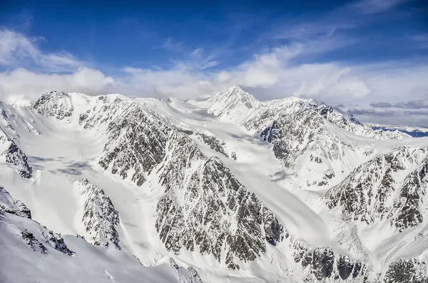 Landschap van bergen en gletsjers in het zonnige weer — Stockfoto