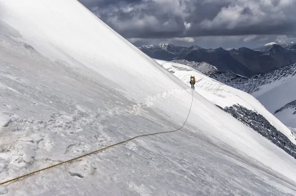 Mädchen geht auf Seilquerung, Querung Pass, eine Berglandschaft — Stockfoto