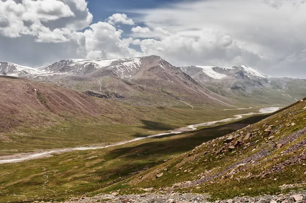 Landskap av berg och glaciärer i det soliga vädret — Stockfoto
