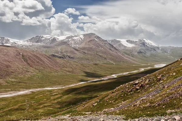 Landschap van bergen en gletsjers in het zonnige weer — Stockfoto