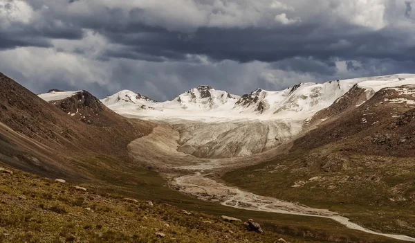 Landschap in de bergen, toppen en hellingen, storm wolken boven — Stockfoto