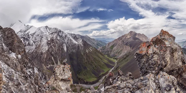 Berg gorge, rivier, zonnig weer en wolken. in Kirgizië — Stockfoto