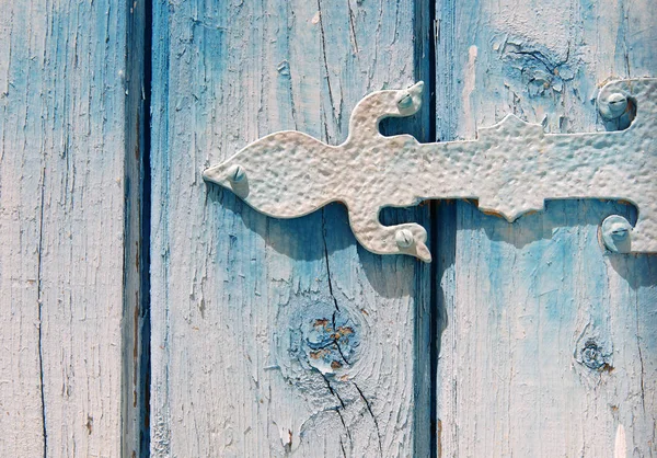 Dobradiça velha na porta de madeira rachada — Fotografia de Stock