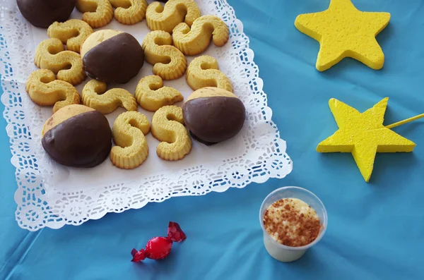 Biscotti di compleanno sul tavolo — Foto Stock