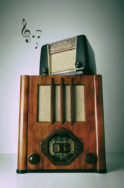 İki eski canlanma radyolar — Stok fotoğraf