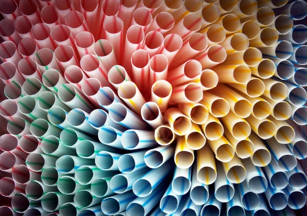 Veel kleurrijke plastic rietjes — Stockfoto