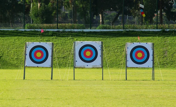 Tre bågskytte mål i rad — Stockfoto