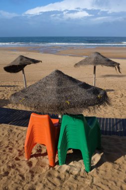 Yeşil ve Turuncu plastik Sandalyeler