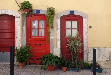 Tipik Lizbon eski kırmızı kapılar