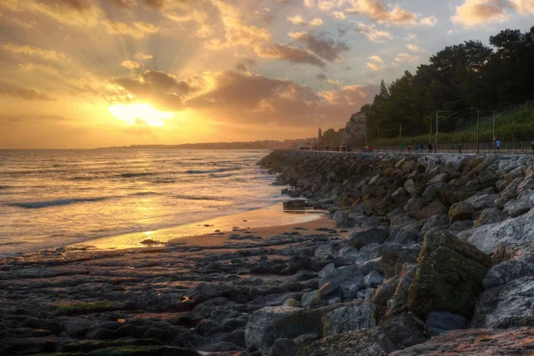 Belo pôr do sol sobre a costa — Fotografia de Stock