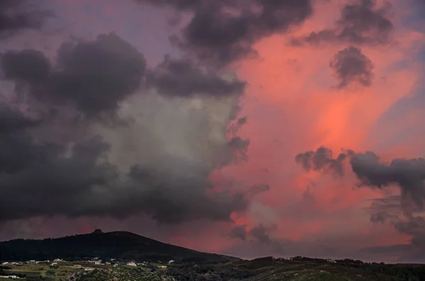 Röd stormig himmel — Stockfoto