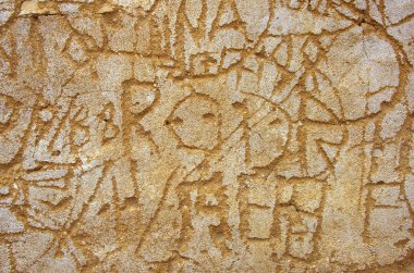 Terk edilmiş evde kumlu duvar