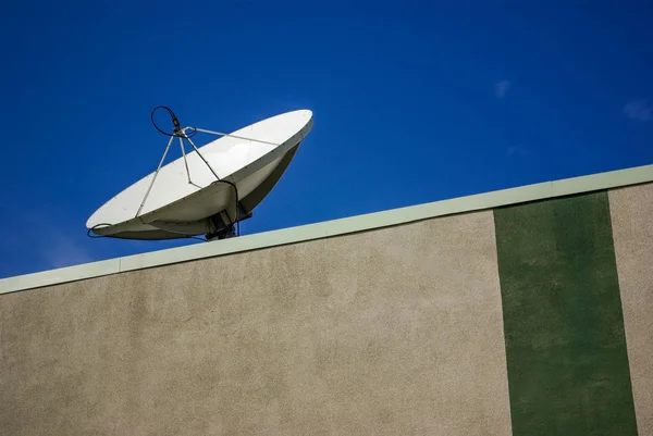 Antenne à disque sur le toit du bâtiment — Photo