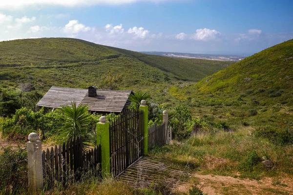 Cancello di capanna remota in legno — Foto Stock