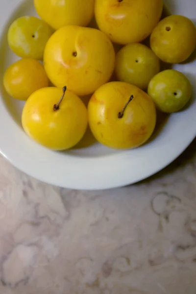 Plate with juicy yellow plums — Stock Photo, Image