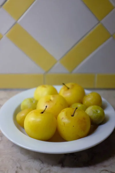 Plate with juicy yellow plums — Stock Photo, Image