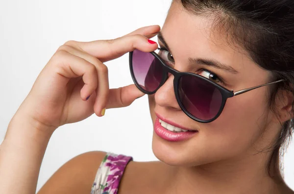 Adolescente morena usando óculos de sol — Fotografia de Stock
