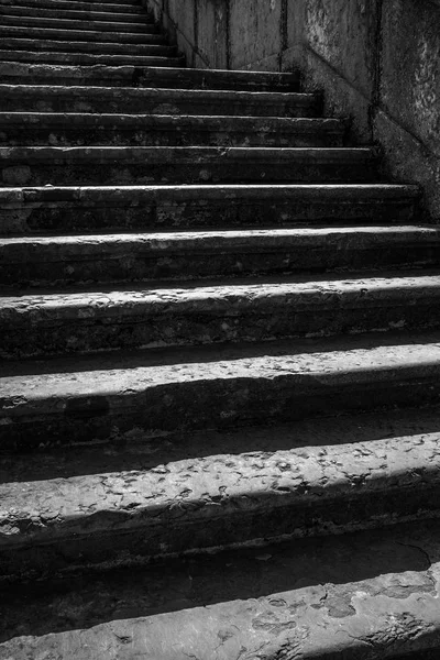 Vieil escalier en pierre — Photo