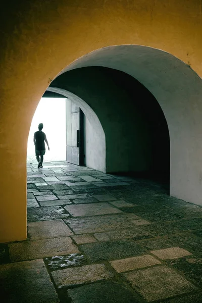 Silueta de caminante en túnel — Foto de Stock