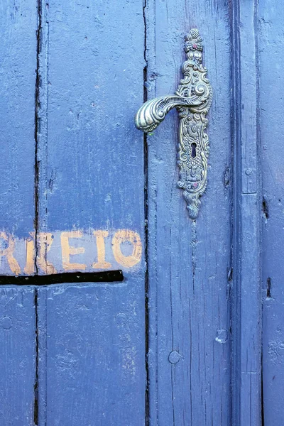 Porte bleue avec poignée métallique — Photo